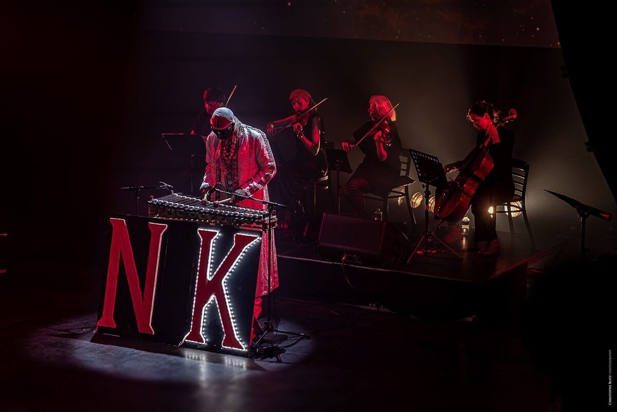 Le quatuor à cordes sur scène, devant les lettres NK