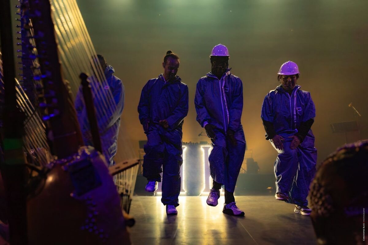 Trois danseurs entrent en scène