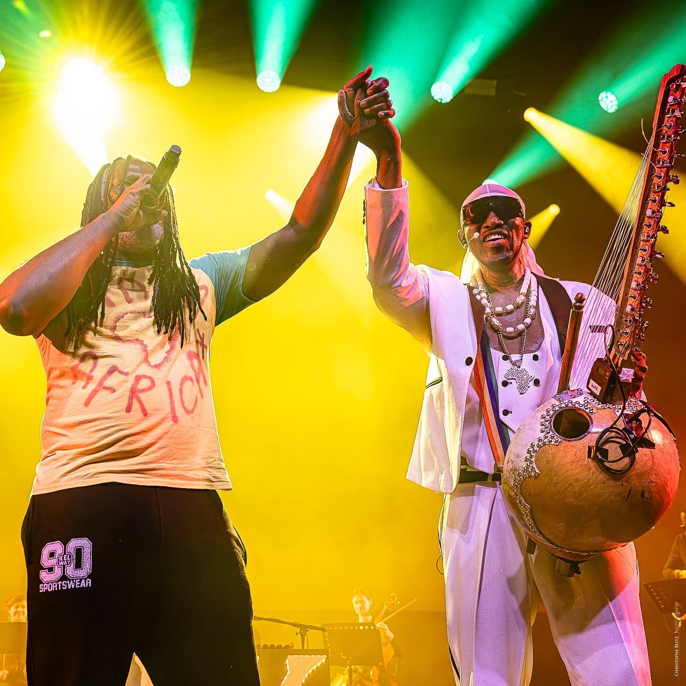 N'Faly Kouyaté et un chanteur invité, main dans la main