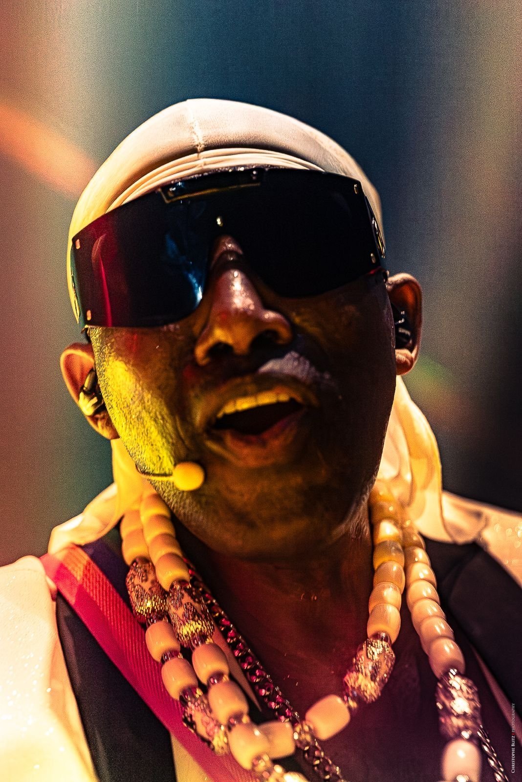 Gros plan sur N'Faly Kouyaté qui chante