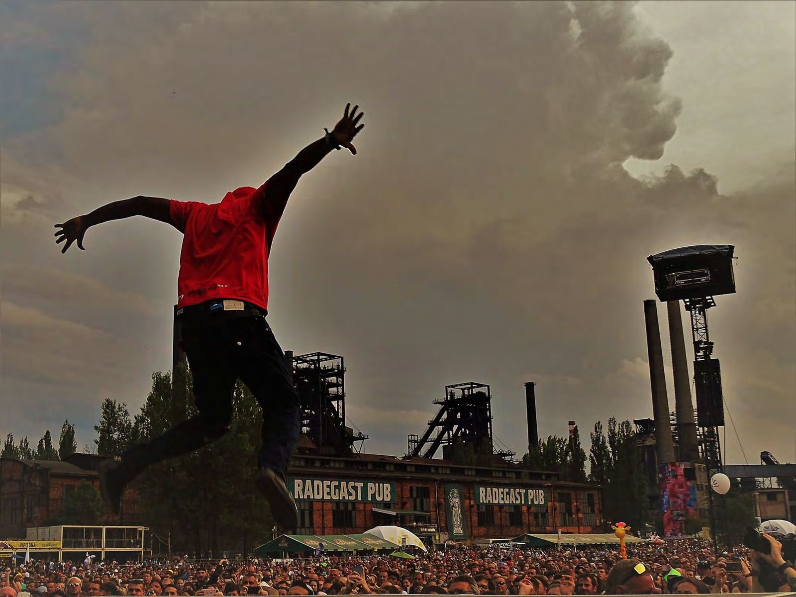 N'Faly Kouyaté saute devant la foule d'un festival en plein air